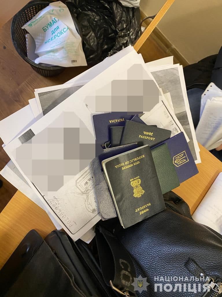 Вымогали взятки с иностранных студентов: в харьковском вузе прошли обыски фото 1