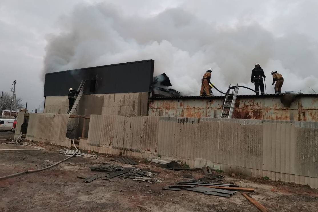 Сгорело почти 600 кв.м. Фото: ГСЧС Украины в Харьковской области