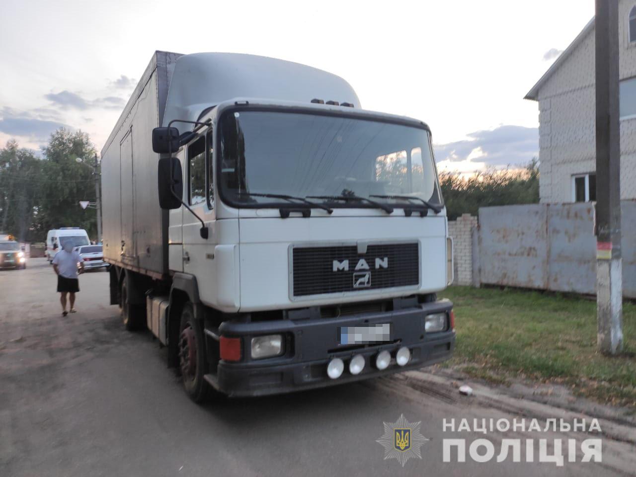 Двое погибших: под Харьковом легковушка врезалась в грузовик фото 2 1