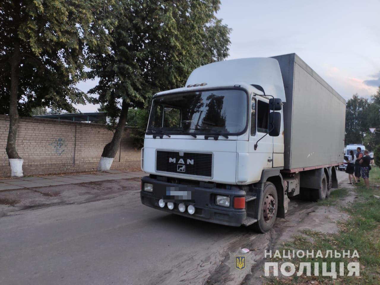 Двое погибших: под Харьковом легковушка врезалась в грузовик фото 3 2