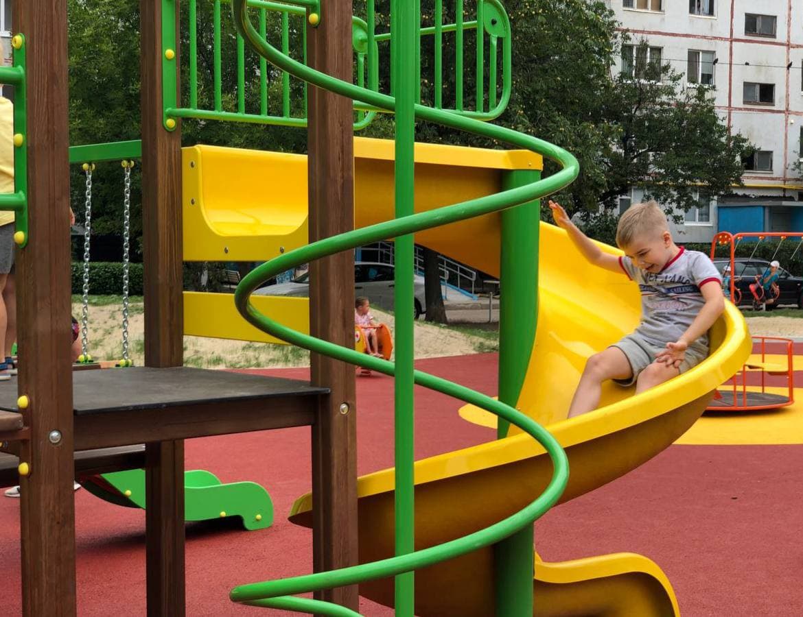 Мультифитнес-станции и игровые комплексы: на проспекте Победы завершена еще одна зона  отдыха фото 6 5