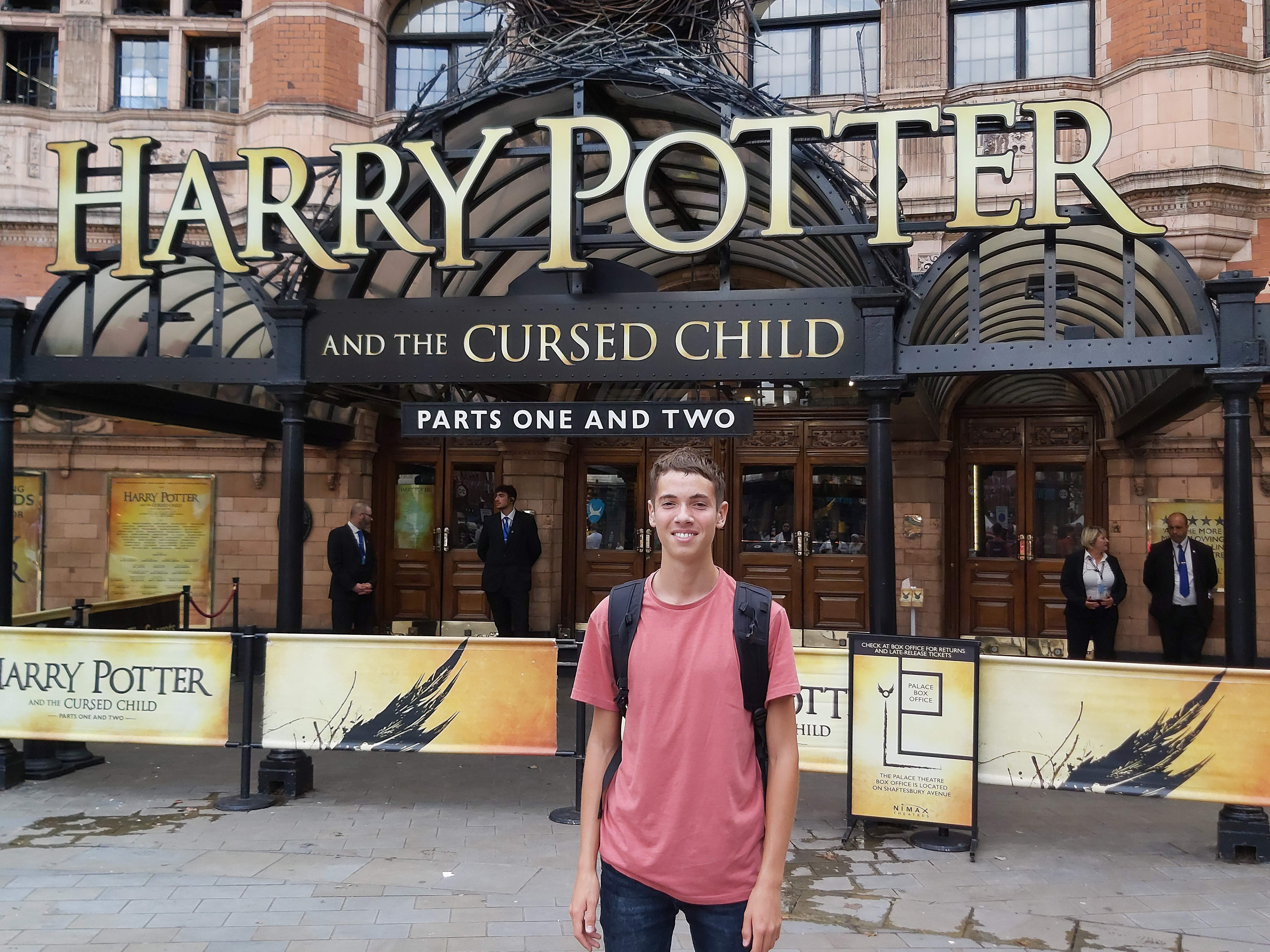 Выпускник лицея с удовольствием перечитывает и пересматривает "Гарри Поттера". Фото из личного архива Ильи Шкирко