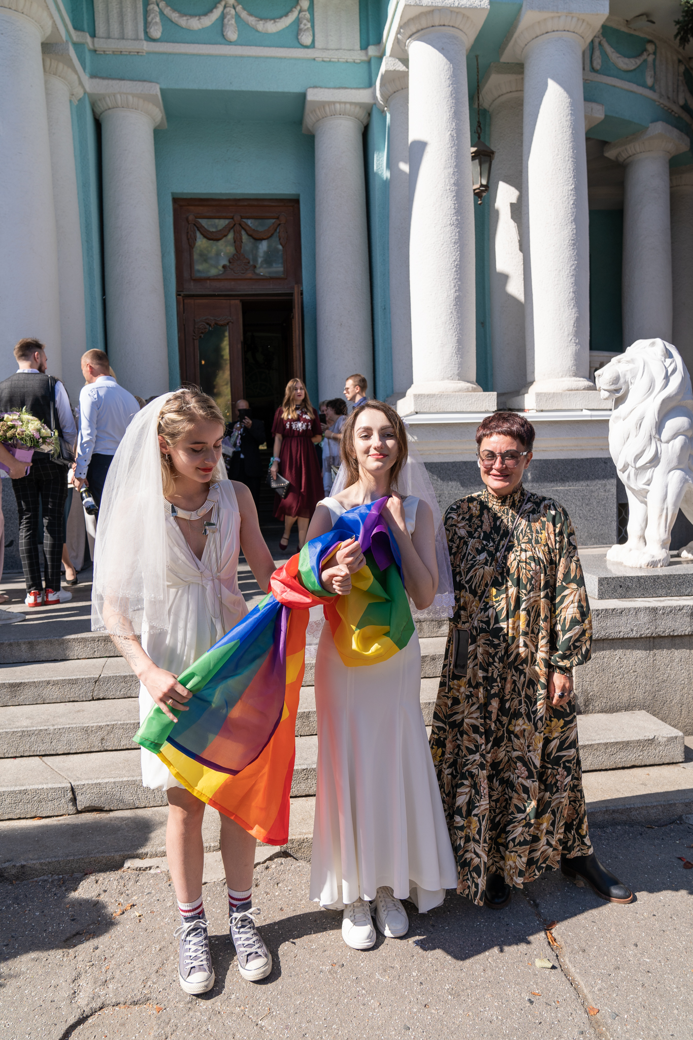 Две невесты: у харьковского Дворца бракосочетания состоялся перформанс в поддержку ХарьковПрайда фото 2 1