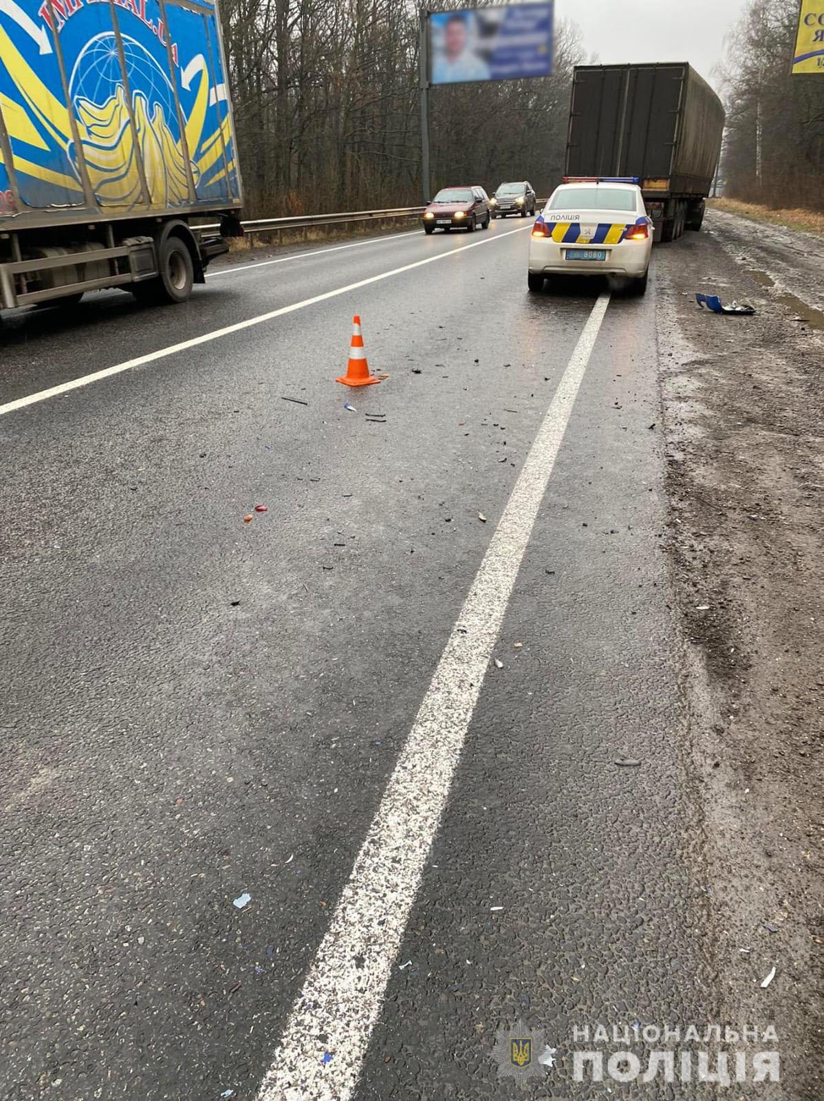 Чинил машину на обочине: на Окружной Харькова фура раздавила легковушку с водителем фото 1