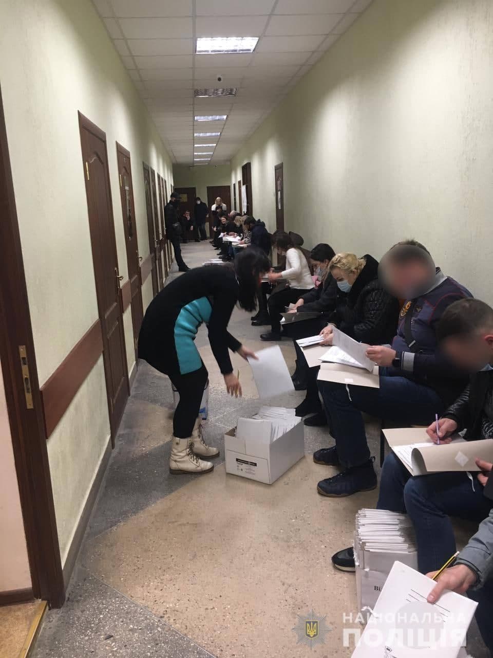 Вымогали взятки с иностранных студентов: в харьковском вузе прошли обыски фото 3 2