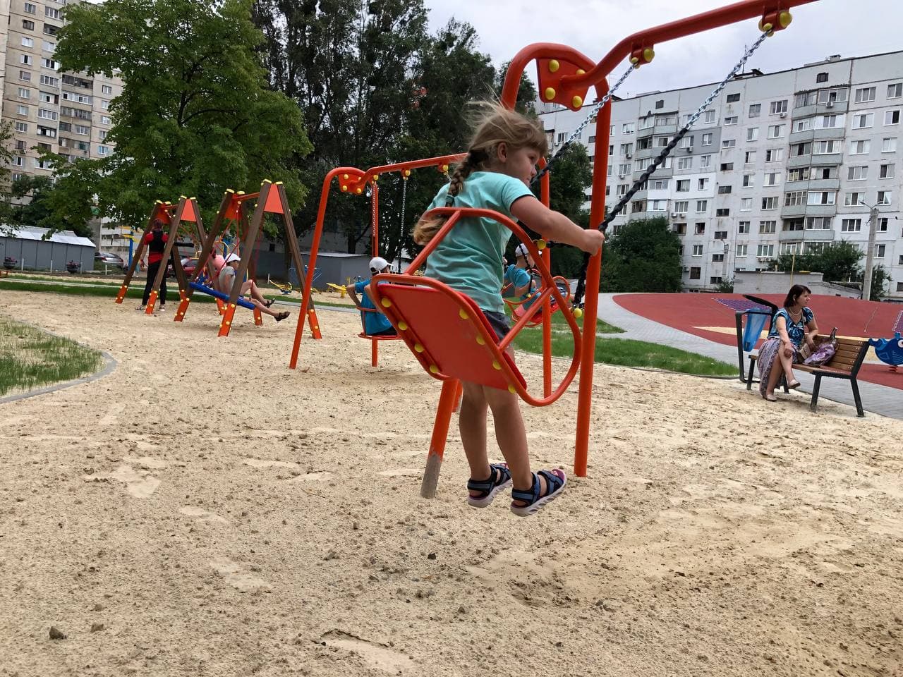 Мультифитнес-станции и игровые комплексы: на проспекте Победы завершена еще одна зона  отдыха фото 7 6