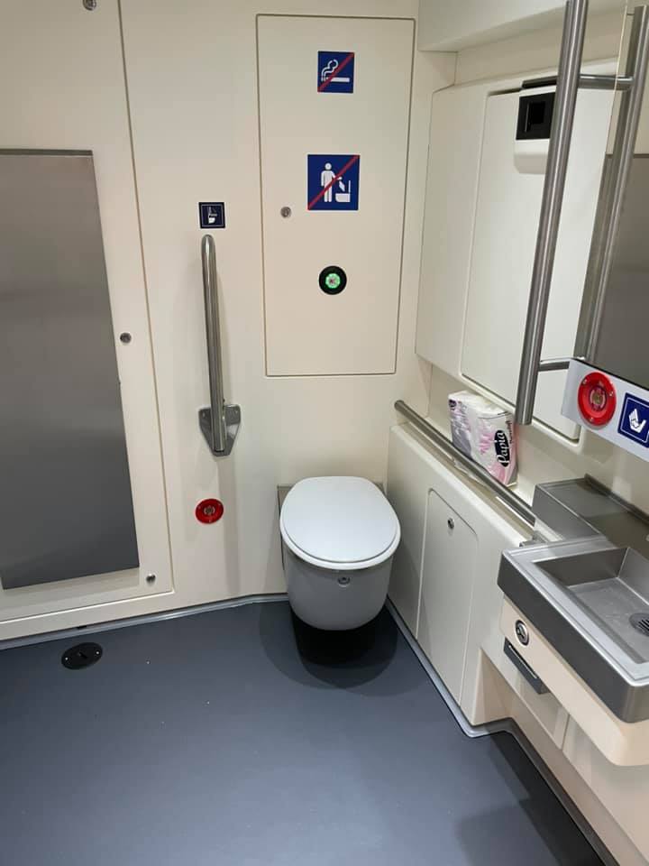 "Удобные сиденья, нормальные туалеты, места под велосипеды": как выглядят поезда, которые могут заменить электрички в Харьковской области фото 7 6