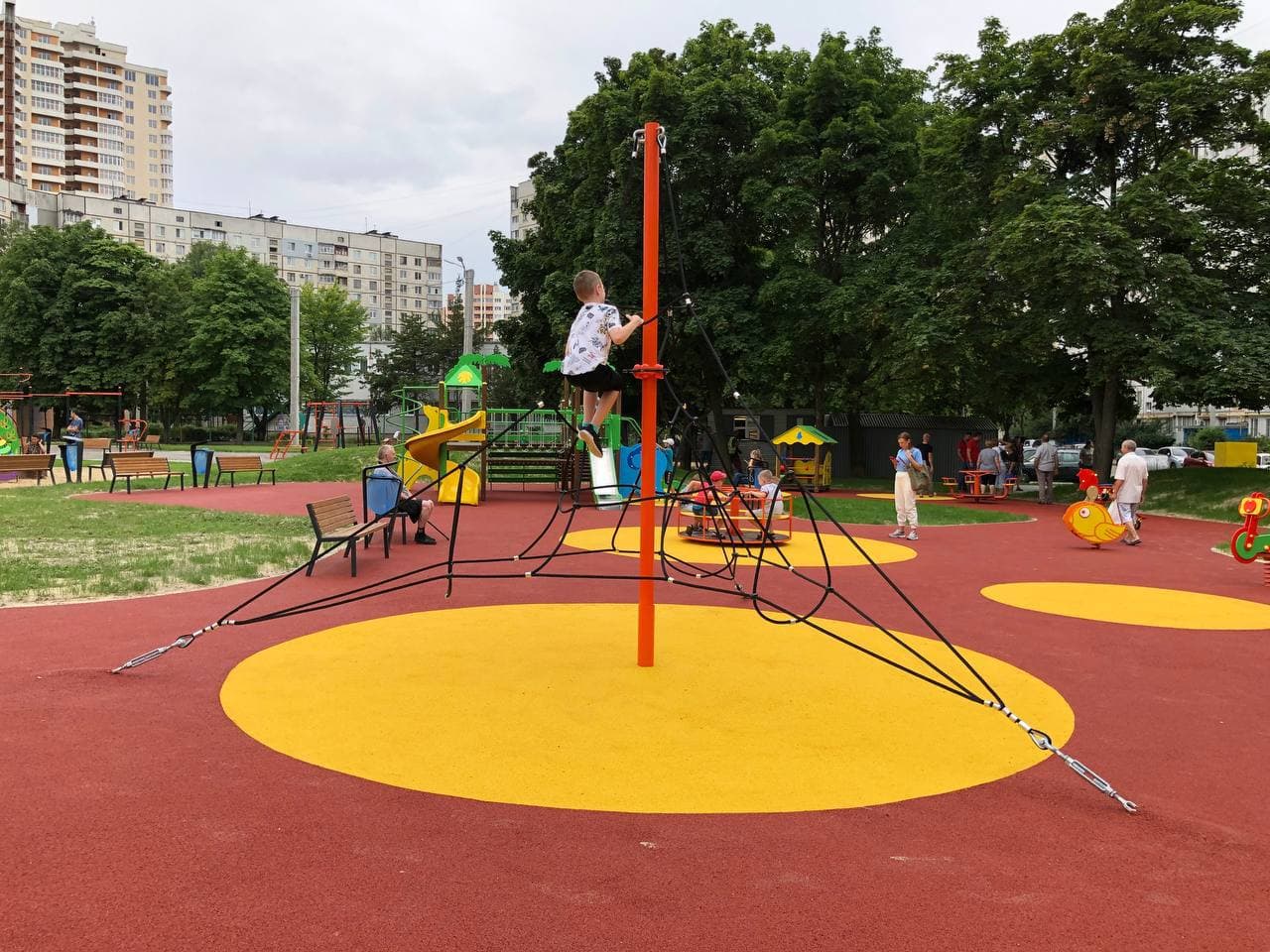 Мультифитнес-станции и игровые комплексы: на проспекте Победы завершена еще одна зона  отдыха фото 2 1