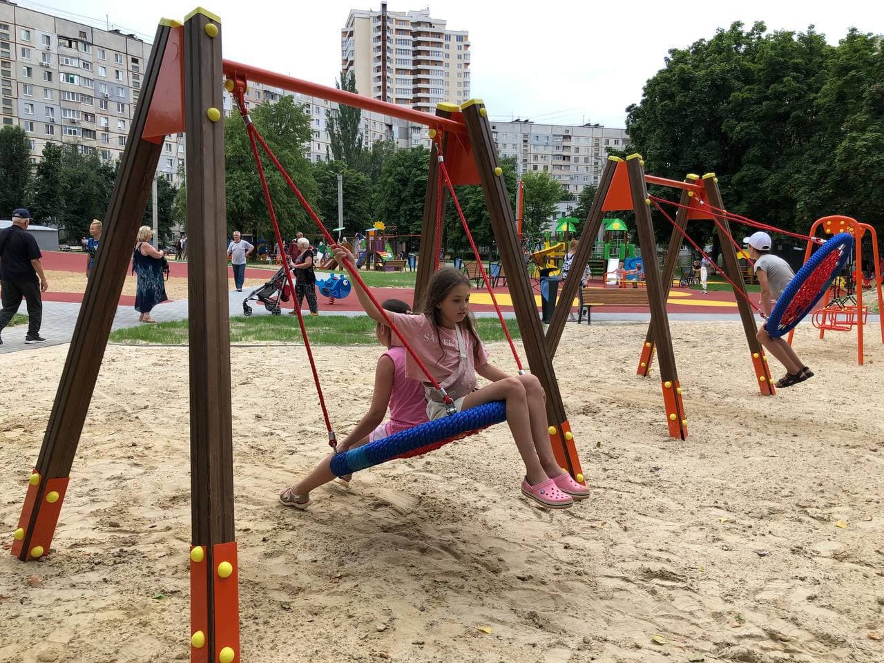 Мультифитнес-станции и игровые комплексы: на проспекте Победы завершена еще одна зона  отдыха фото 8 7