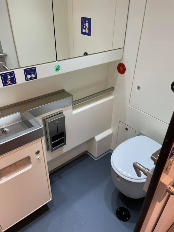 "Удобные сиденья, нормальные туалеты, места под велосипеды": как выглядят поезда, которые могут заменить электрички в Харьковской области фото 10 9