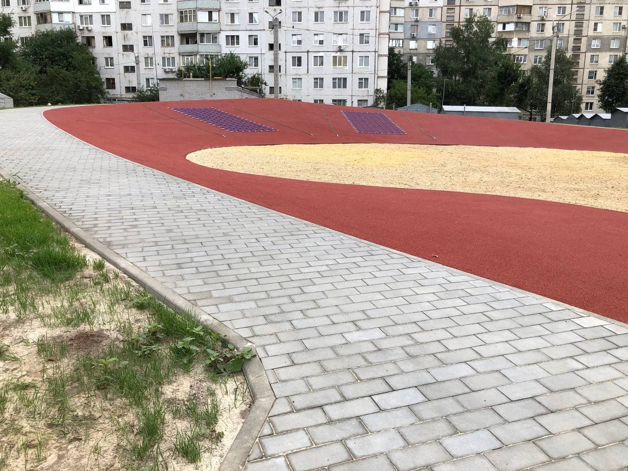 Мультифитнес-станции и игровые комплексы: на проспекте Победы завершена еще одна зона  отдыха фото 9 8