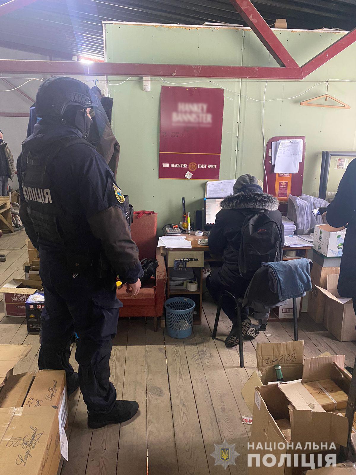 Продавали через Интернет и в магазине: в Харькове накрыли склад нелегального алкоголя.