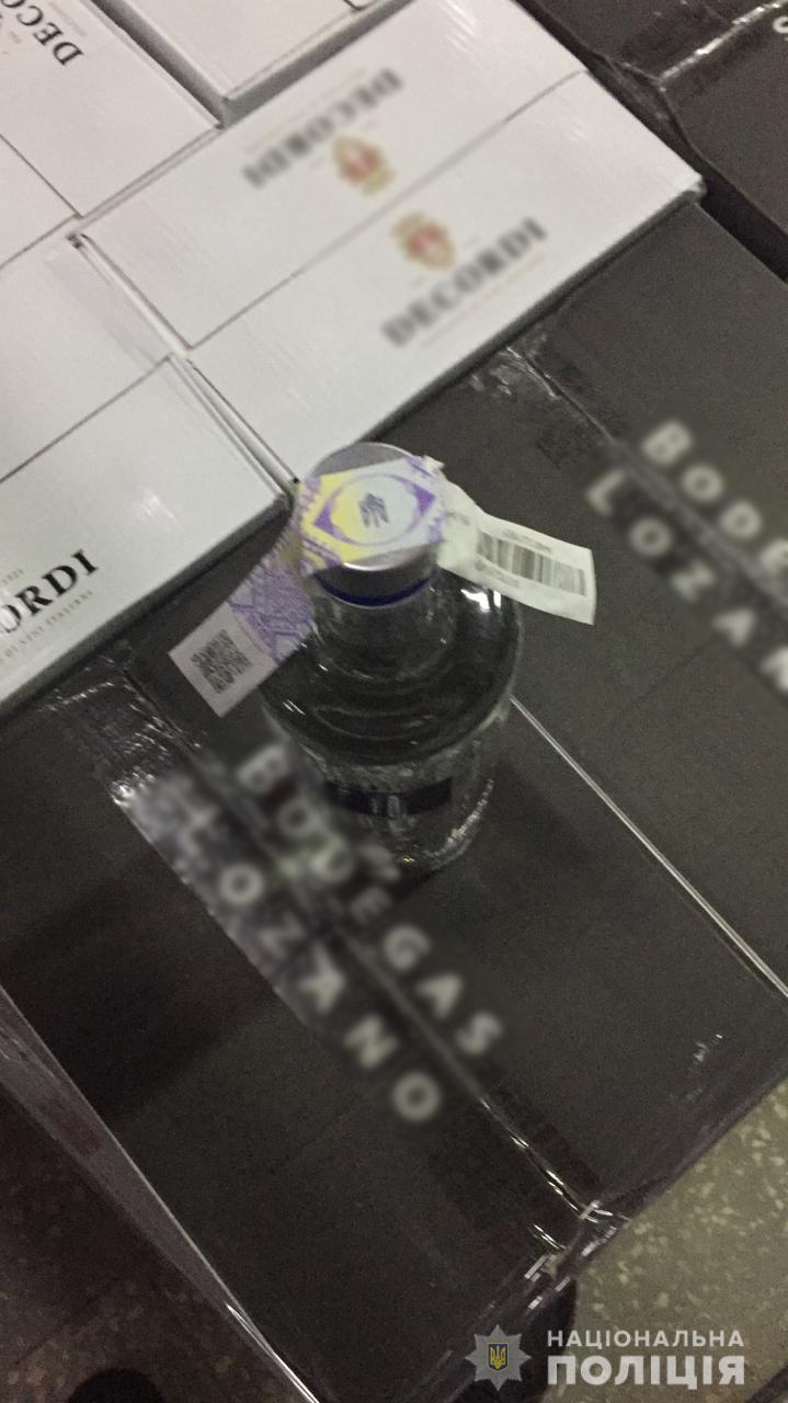 Продавали через Интернет и в магазине: в Харькове накрыли склад нелегального алкоголя.