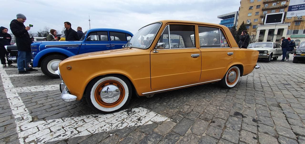 Фотофакт: на площади Свободы — парад ретроавтомобилей фото 2 1