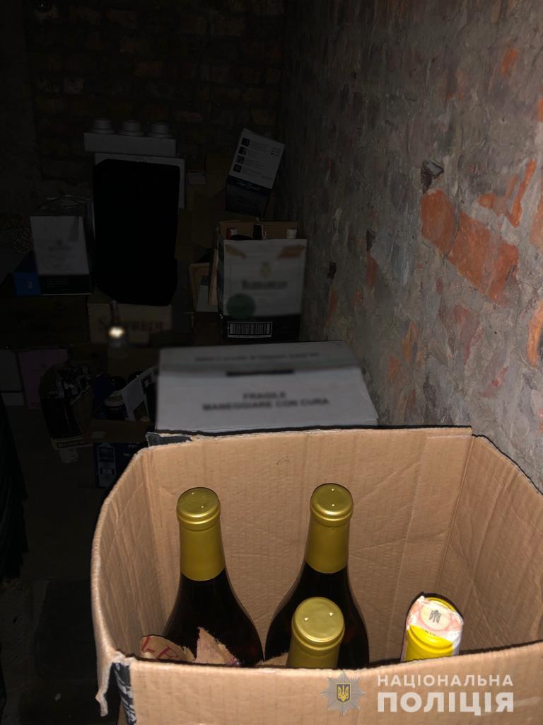 Продавали через Интернет и в магазине: в Харькове накрыли склад нелегального алкоголя.