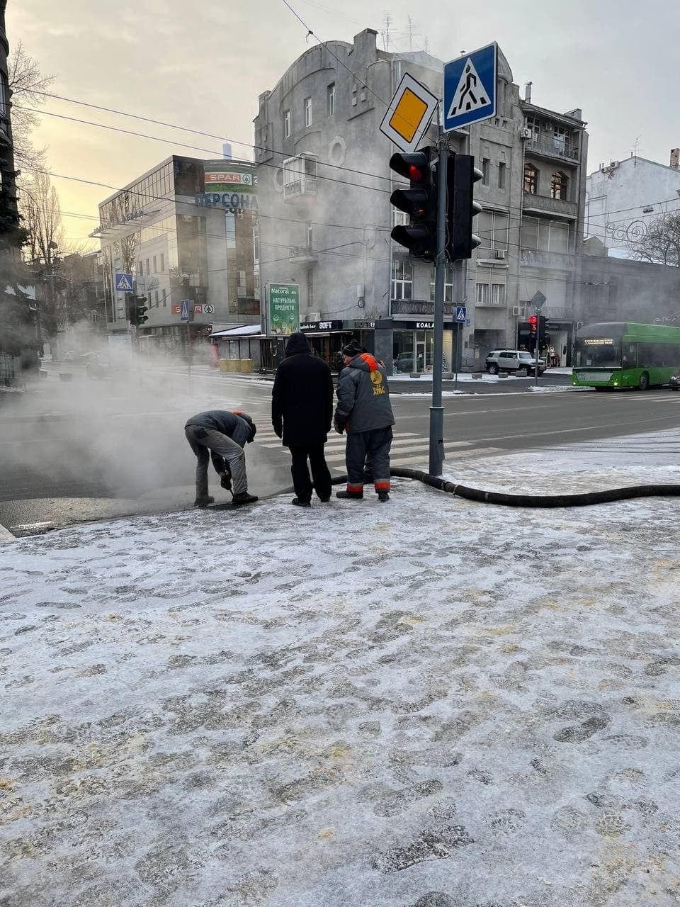 В центре Харькова прорвало крупную тепломагистраль.