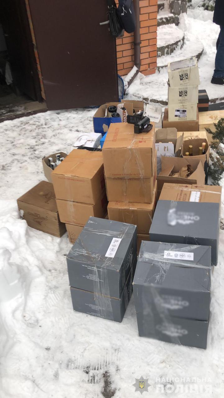 Продавали через Интернет и в магазине: в Харькове накрыли склад нелегального алкоголя.