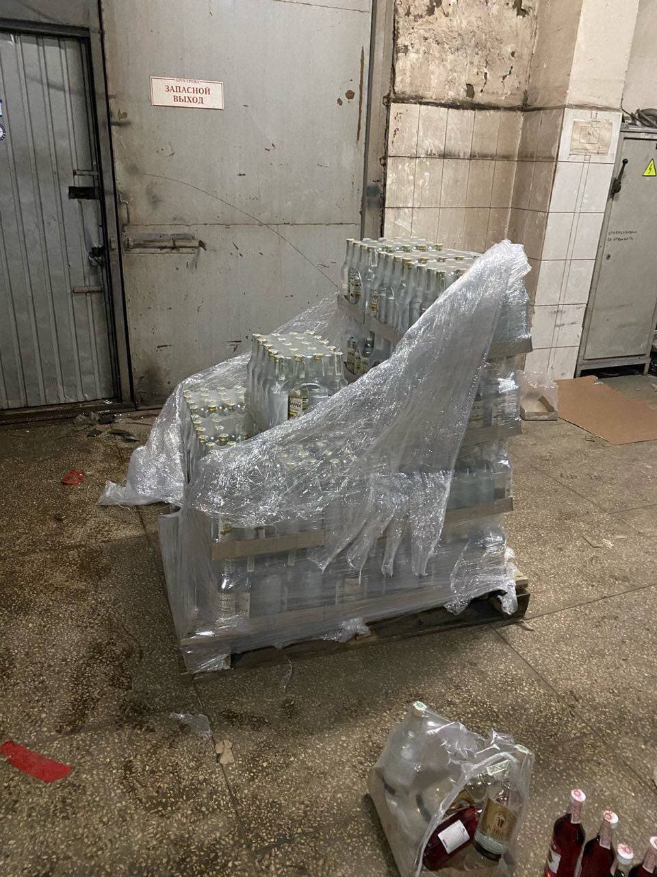 Сбывали в кафе и магазины: в Харькове подделывали алкоголь в больших масштабах фото 3 2