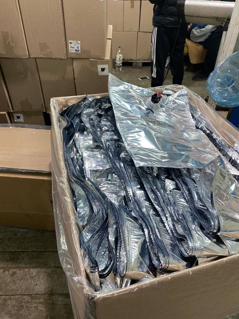 Сбывали в кафе и магазины: в Харькове подделывали алкоголь в больших масштабах фото 6 5