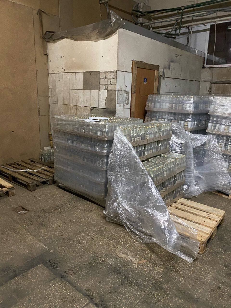 Сбывали в кафе и магазины: в Харькове подделывали алкоголь в больших масштабах фото 4 3