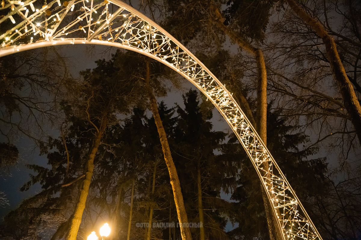 Новая локация для селфи: в парке Горького появились светящиеся арки фото 1