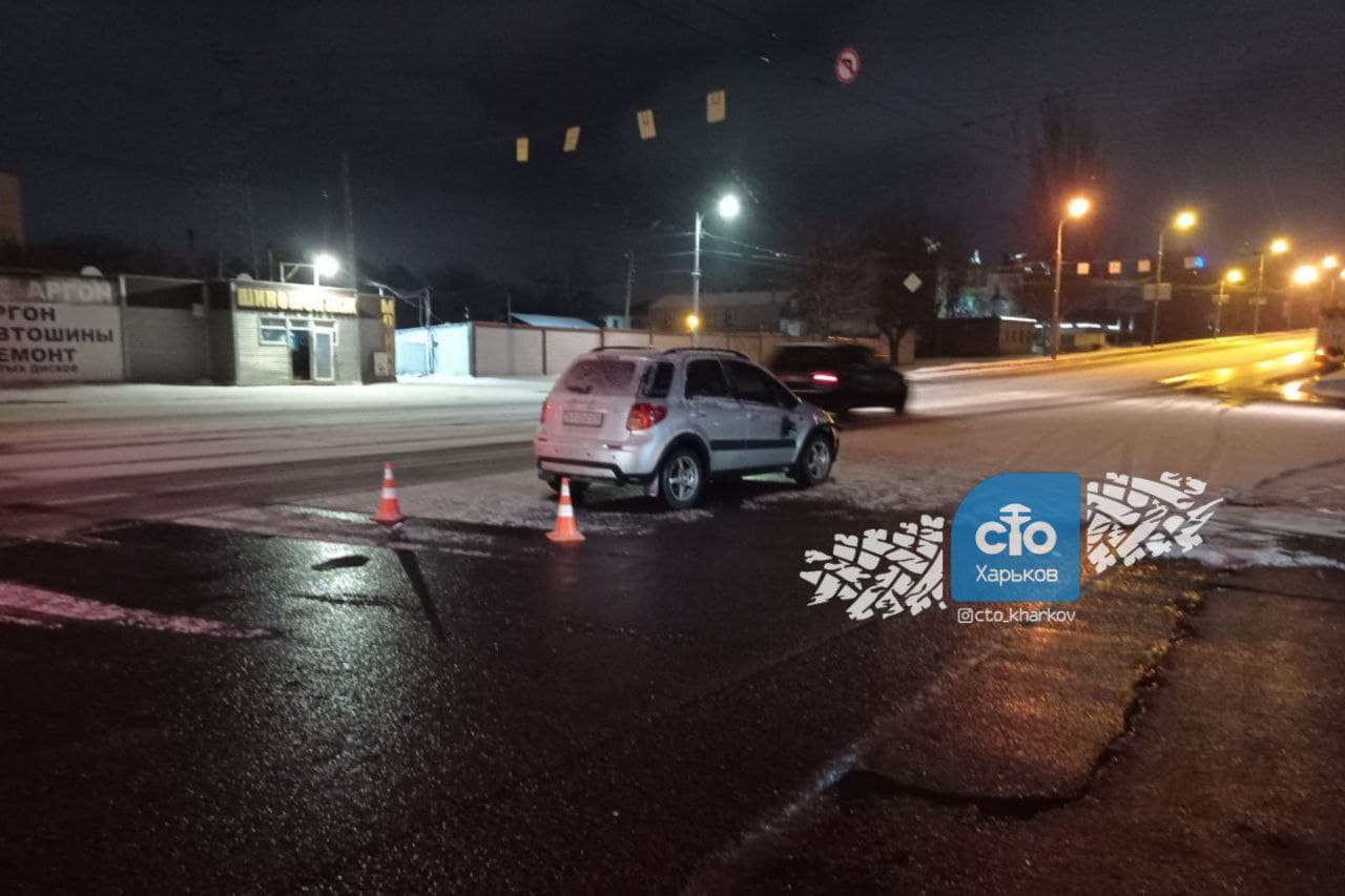 "Одна в тяжелом состоянии": на пешеходном переходе автомобиль сбил двух девушек фото 1