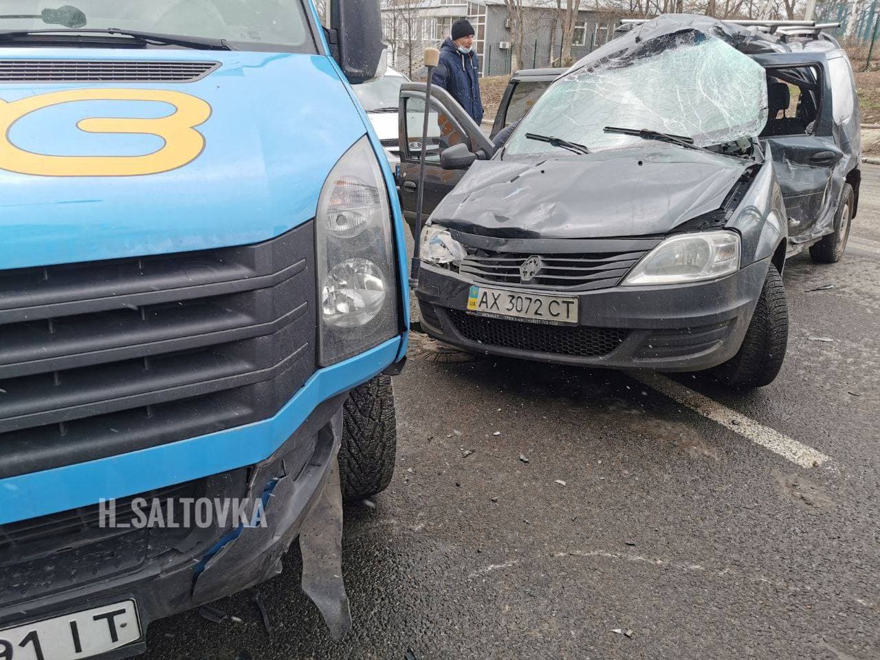 Есть пострадавшие: в Харькове столкнулись бетономешалка, грузовик и легковушка фото 1