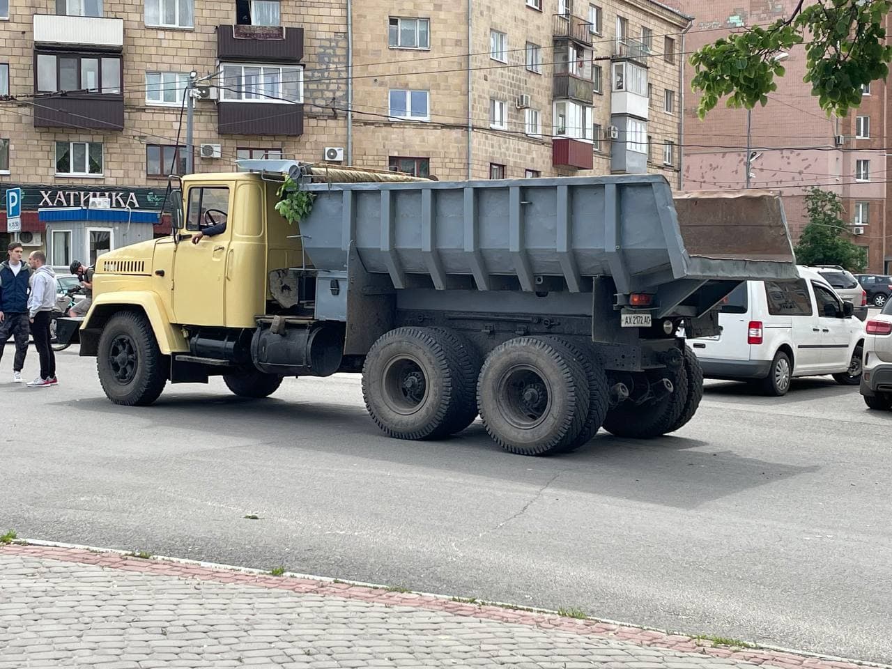 От капота до багажника: в Харькове упавший столб расплющил Mazda фото 1