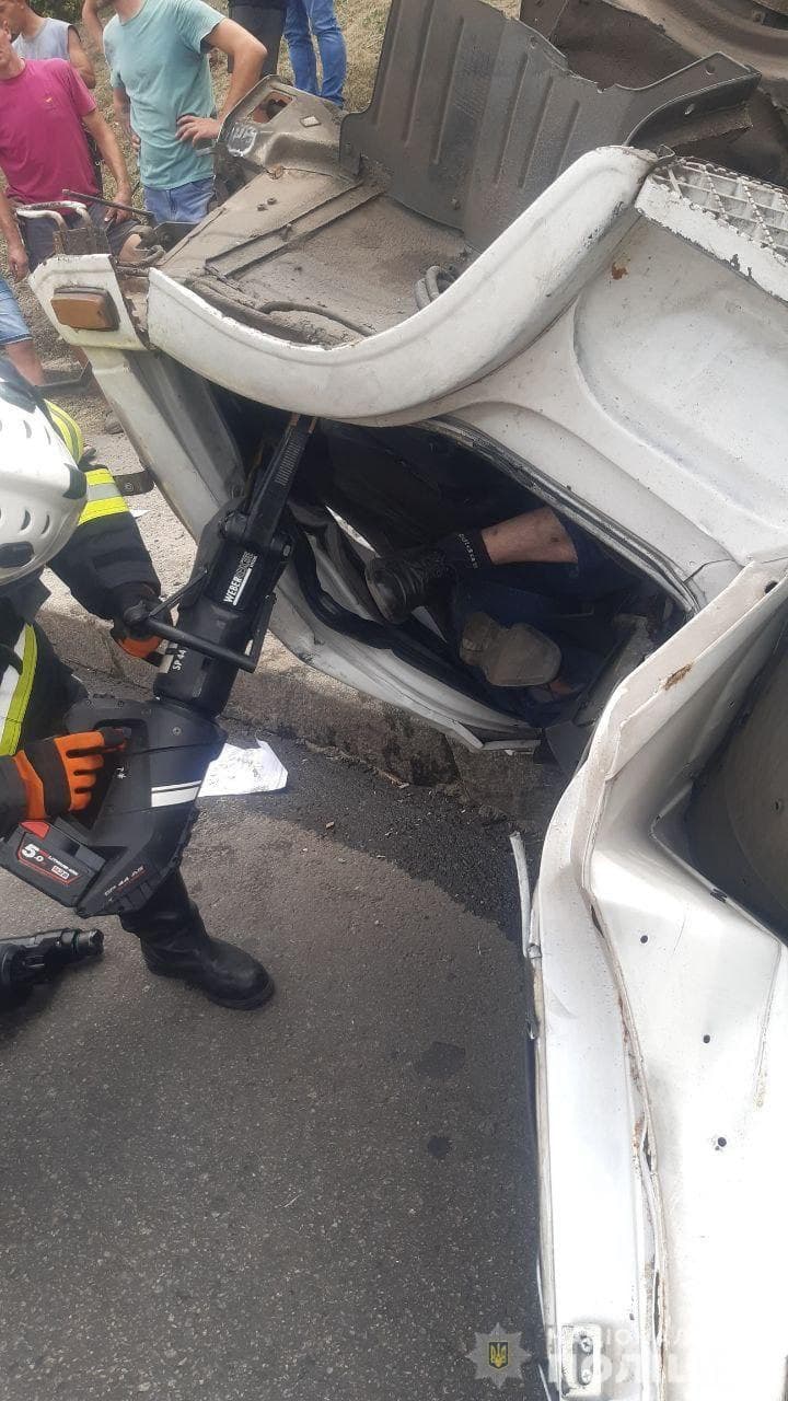 Грузовик развалился на ходу, кабину оторвало: харьковчане опубликовали видео спасения водителя в ДТП фото 2 1