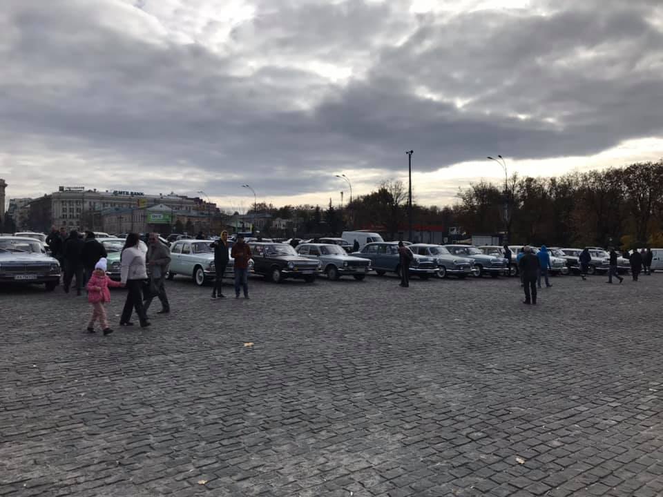 Ко Дню автомобилиста: на площади Свободы — выставка ретро-техники  фото 2 1