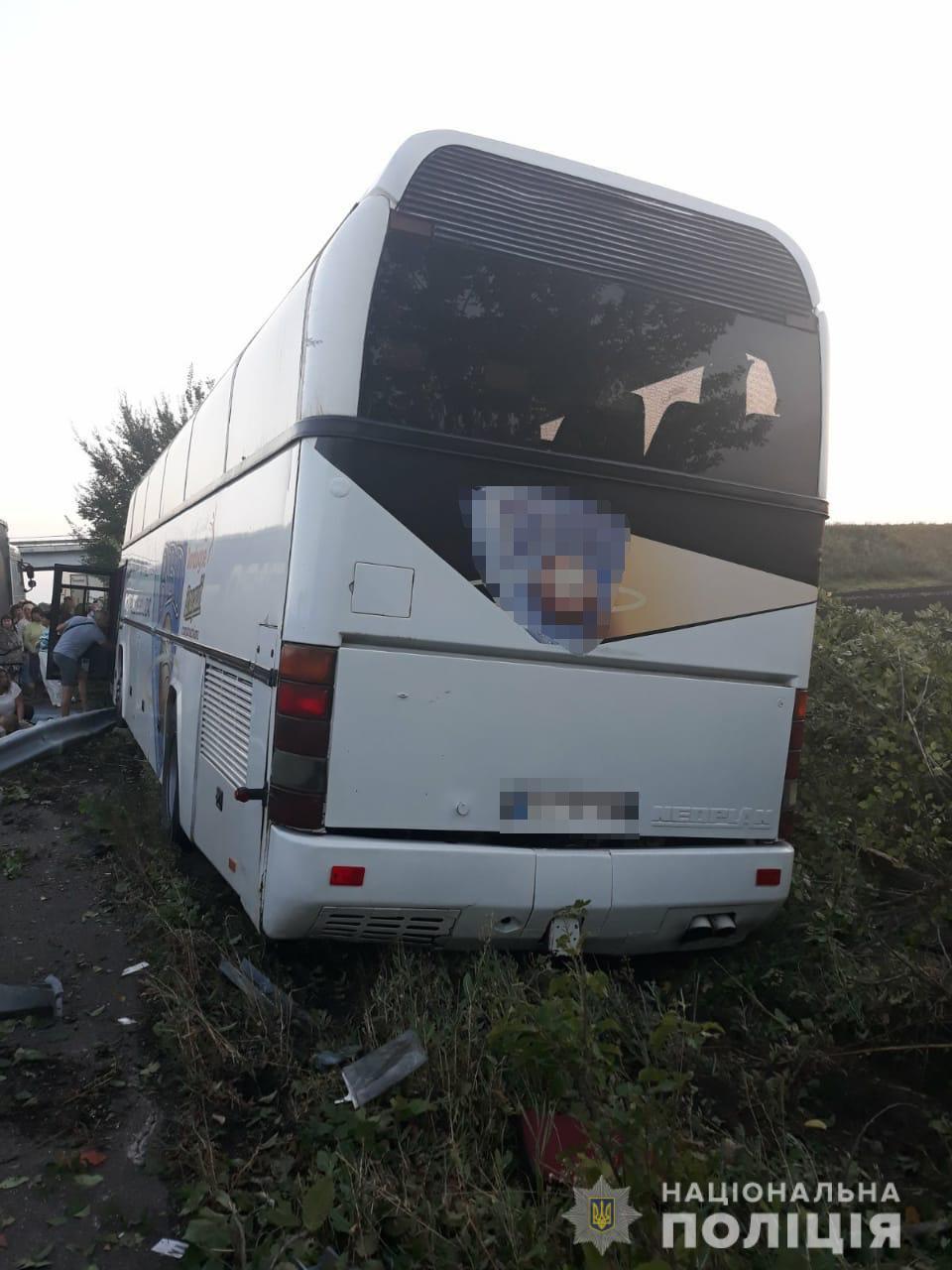 "Уснул за рулем": под Харьковом автобус с туристами влетел в отбойник фото 1