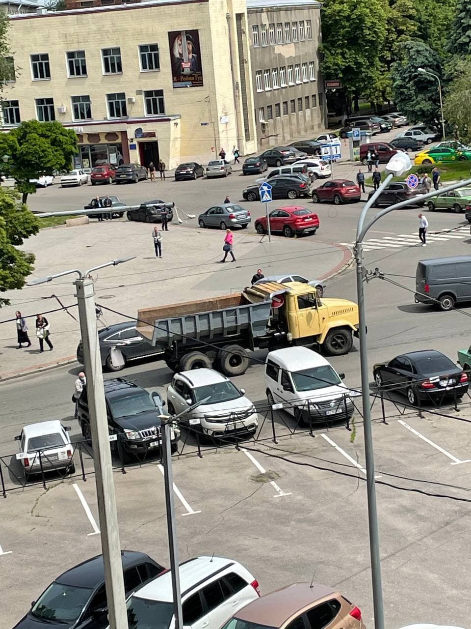 От капота до багажника: в Харькове упавший столб расплющил Mazda фото 4 3