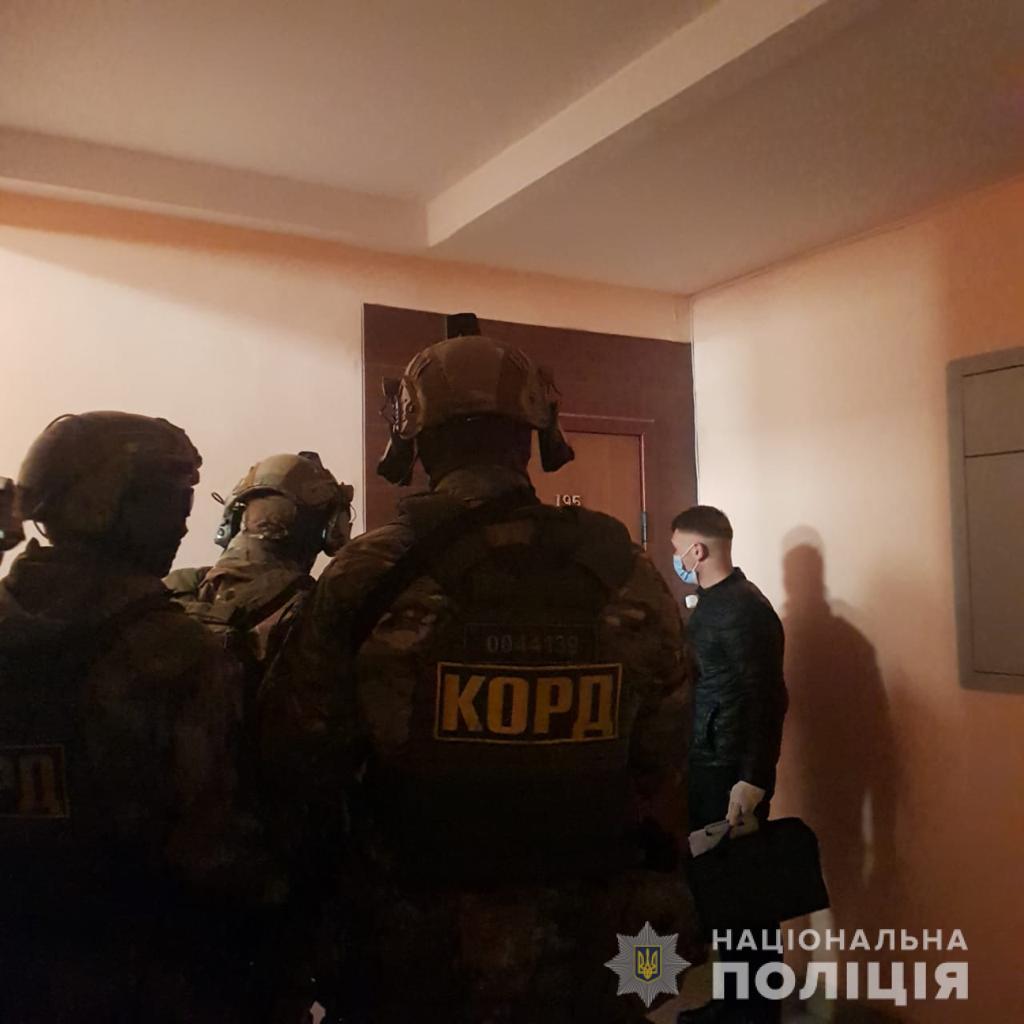 Грозит до 12 лет: в Харькове задержали банду угонщиков элитных автомобилей фото 1