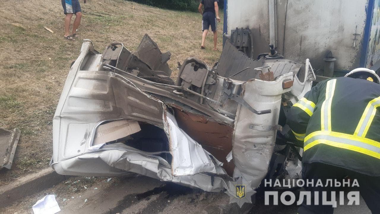 Грузовик развалился на ходу, кабину оторвало: харьковчане опубликовали видео спасения водителя в ДТП фото 3 2