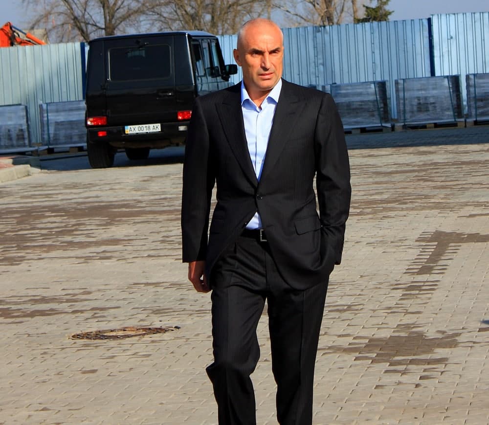 На месте ДТП был найден автомобильный номер 0018 из кортежа бизнесмена Александра Ярославского.