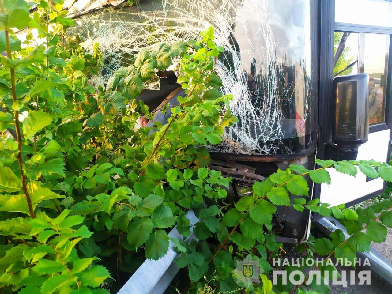 "Уснул за рулем": под Харьковом автобус с туристами влетел в отбойник фото 2 1