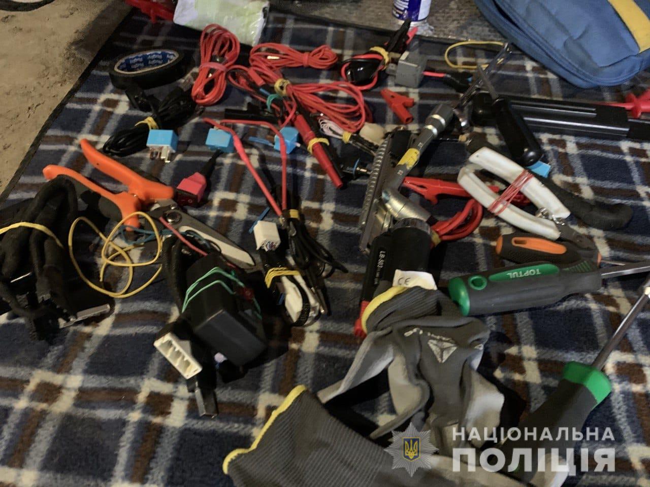 Грозит до 12 лет: в Харькове задержали банду угонщиков элитных автомобилей фото 2 1