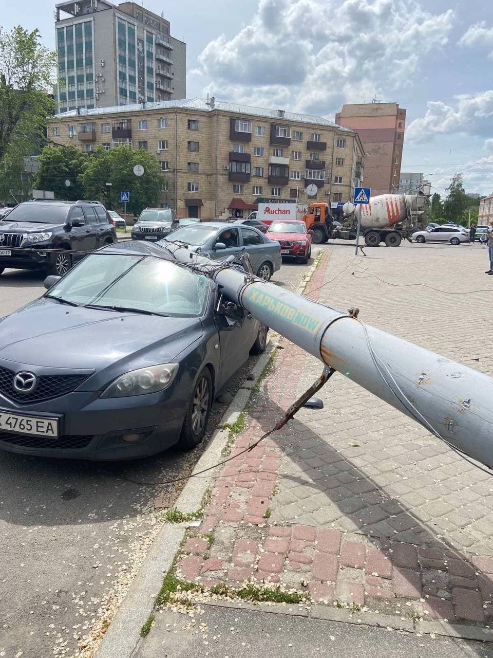 От капота до багажника: в Харькове упавший столб расплющил Mazda фото 2 1