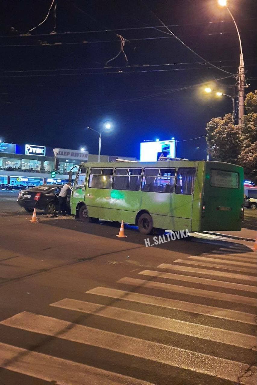 Тройное ДТП  с маршруткой: на Героев Сталинграда — авария с пострадавшими фото 1