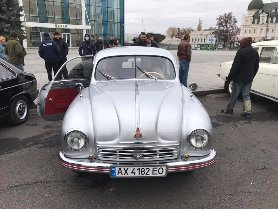 Ко Дню автомобилиста: на площади Свободы — выставка ретро-техники  фото 3 2