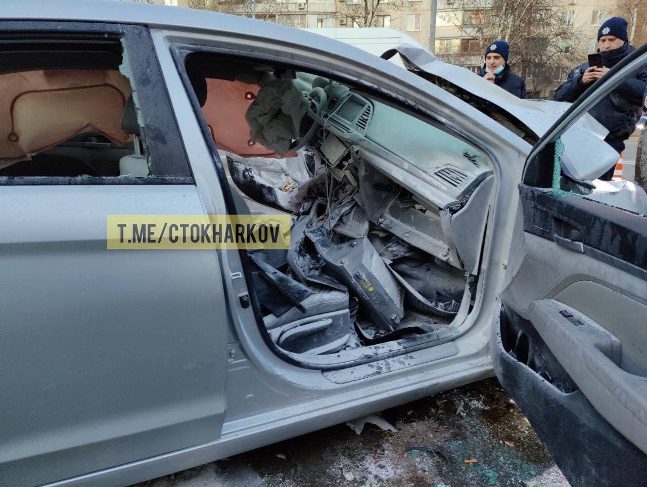 Водитель погиб: на Студенческой автомобиль влетел в столб на остановке и загорелся (видео) фото 6 5