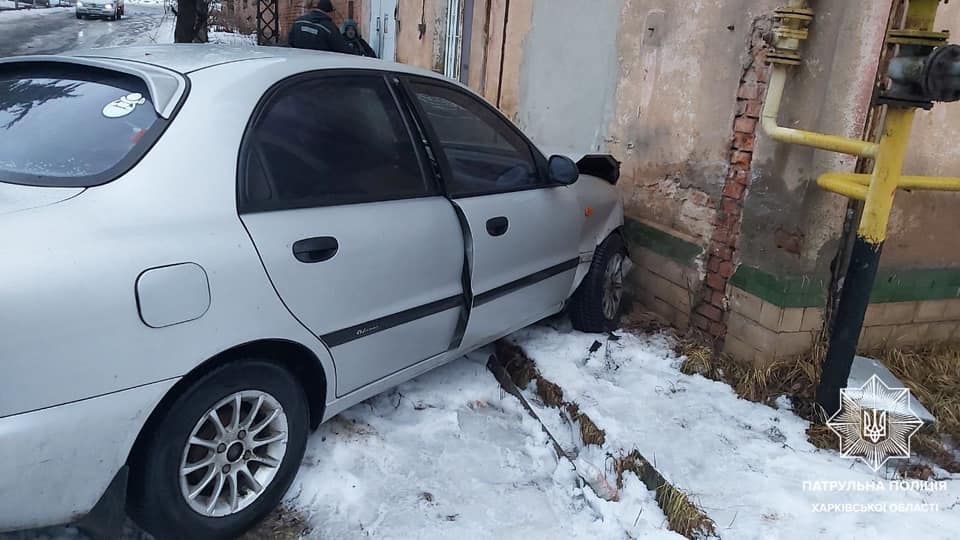 В Харькове автомобиль врезался в жилой дом.