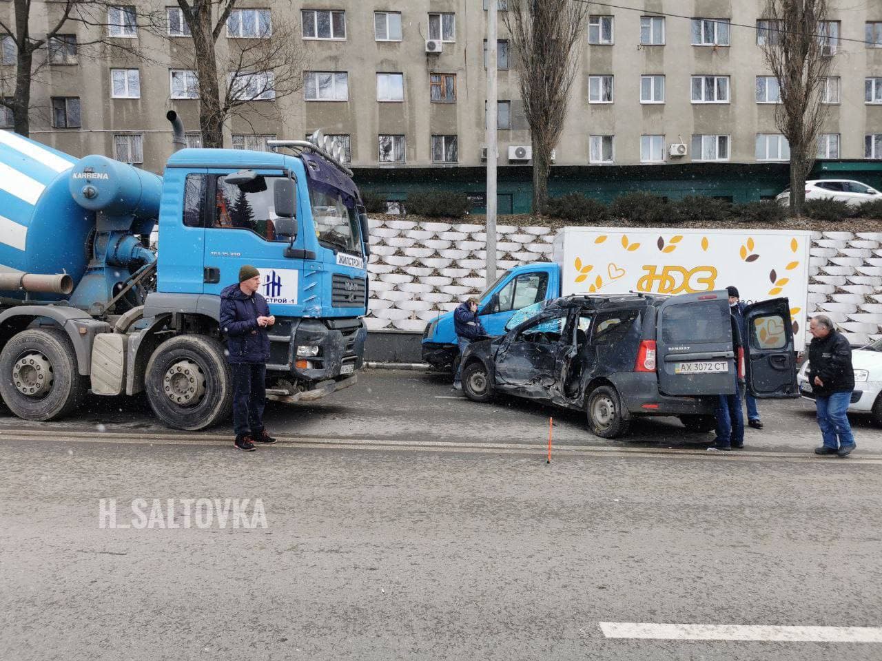 Есть пострадавшие: в Харькове столкнулись бетономешалка, грузовик и легковушка фото 3 2