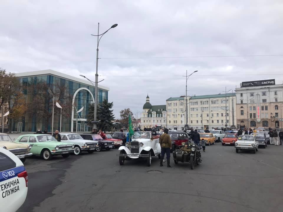 Ко Дню автомобилиста: на площади Свободы — выставка ретро-техники  фото 4 3