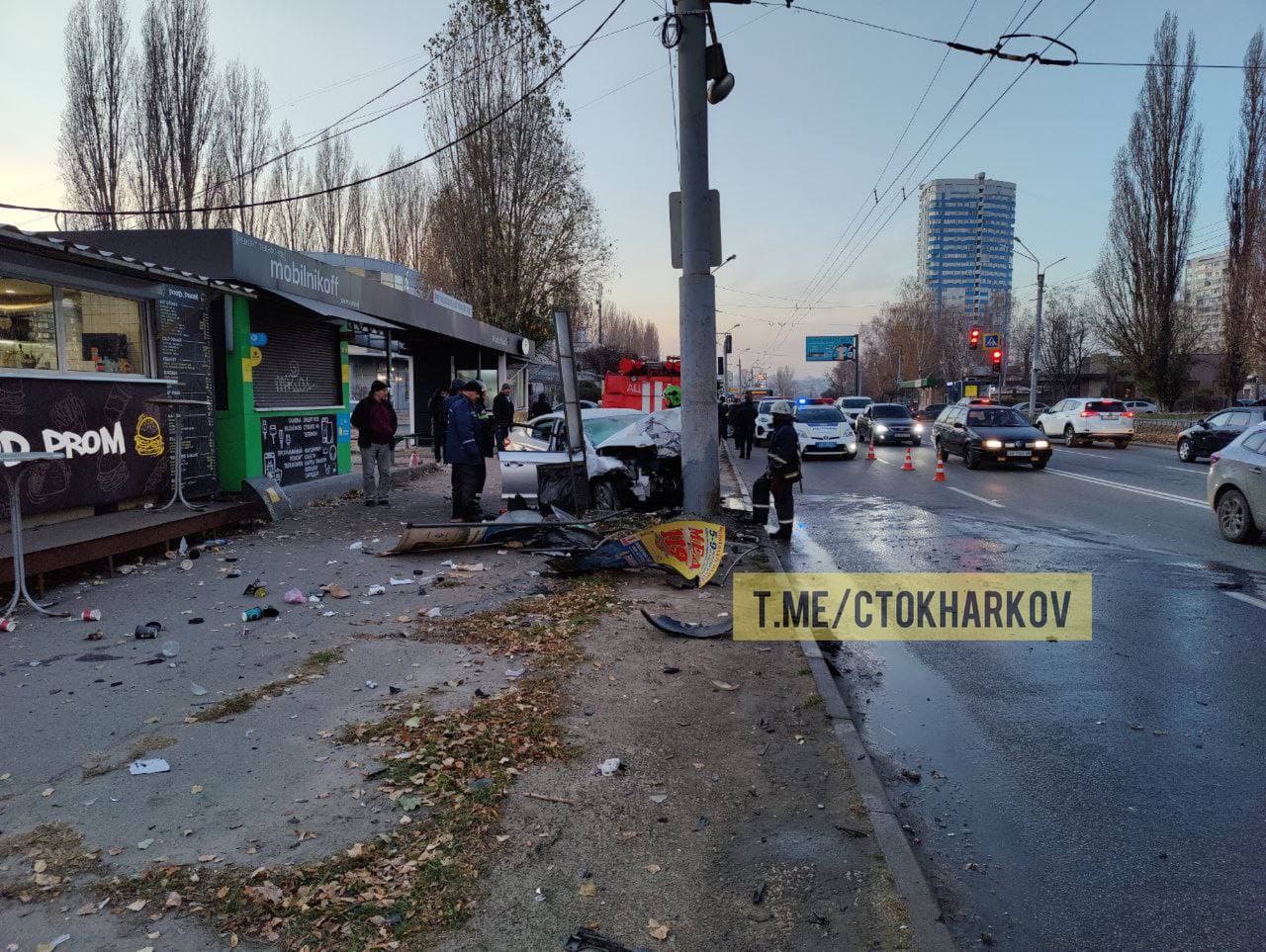 Водитель погиб: на Студенческой автомобиль влетел в столб на остановке и загорелся (видео) фото 7 6