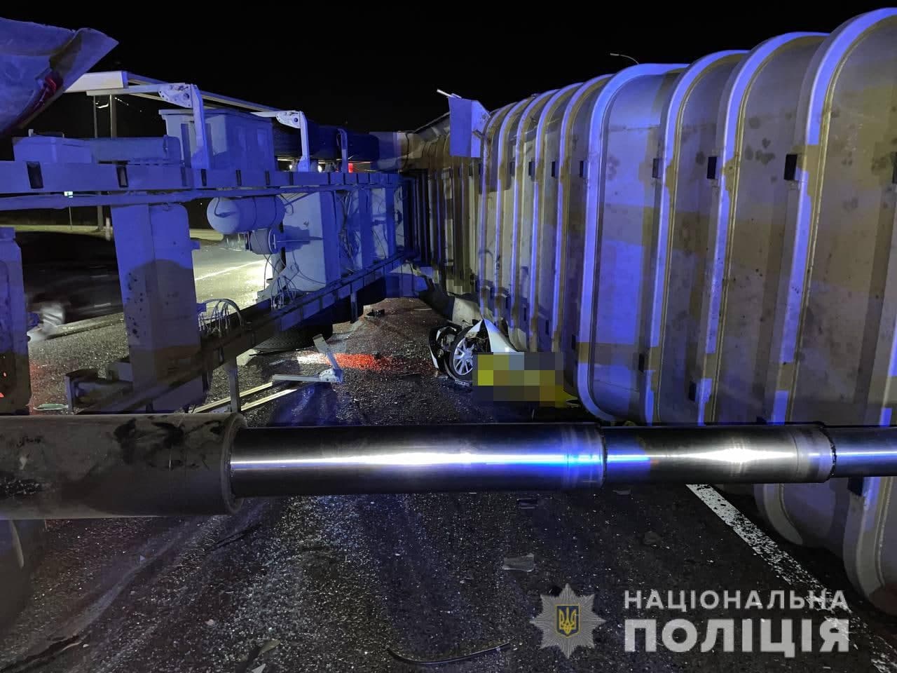 ДТП на Окружной Харькова, в котором фура раздавила такси с людьми.