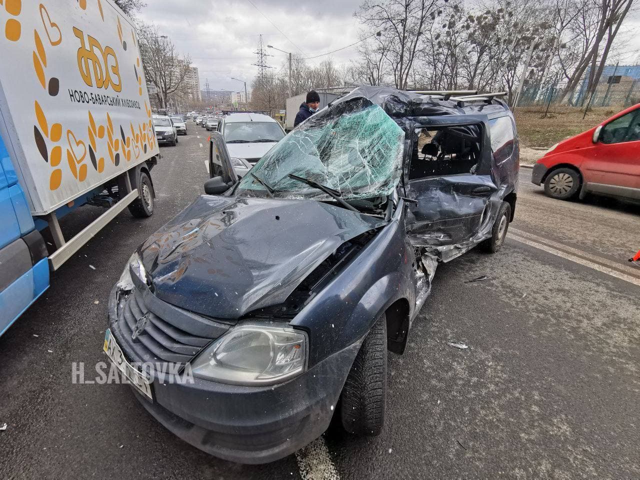 Есть пострадавшие: в Харькове столкнулись бетономешалка, грузовик и легковушка фото 4 3
