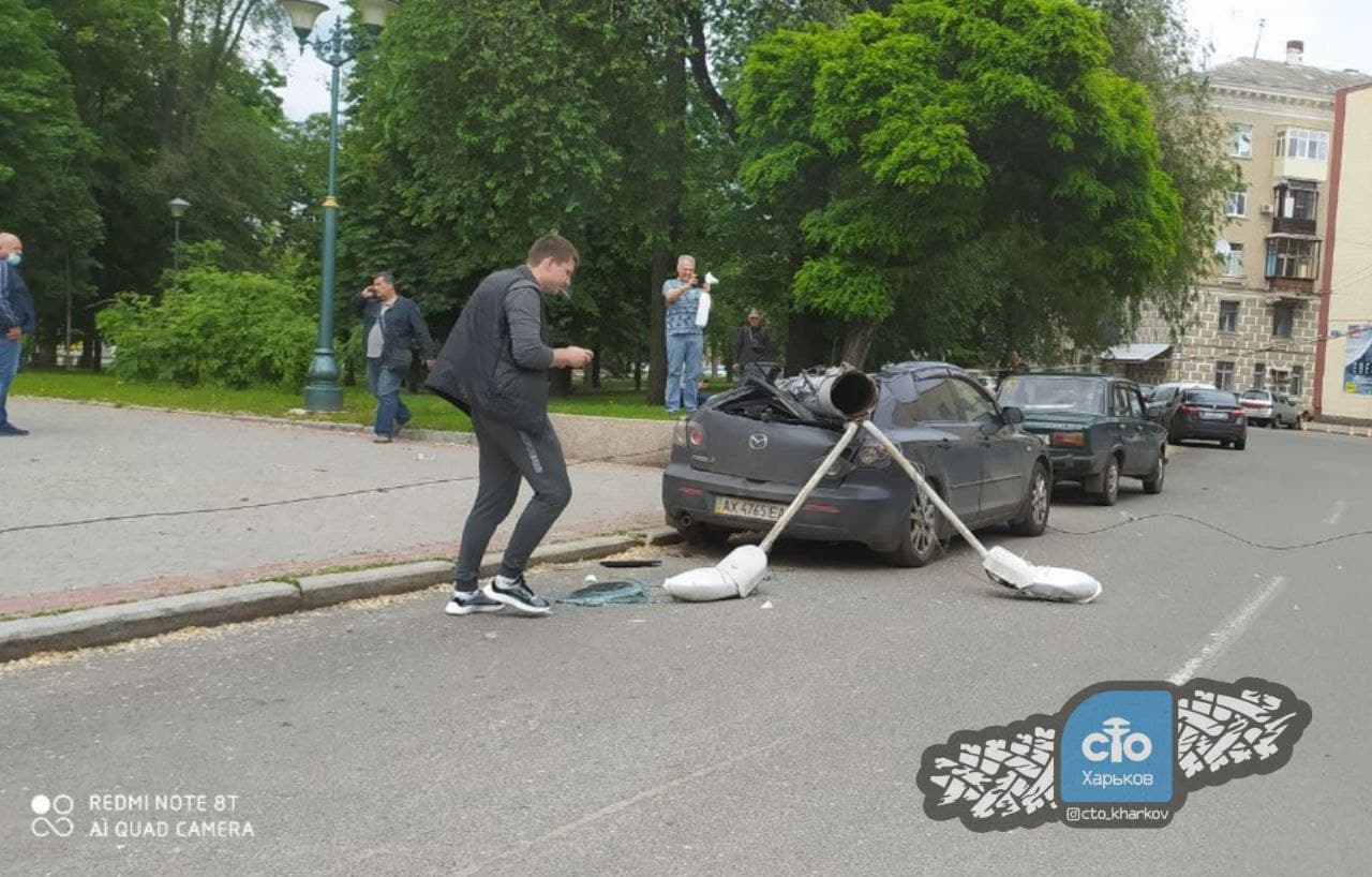 От капота до багажника: в Харькове упавший столб расплющил Mazda фото 3 2