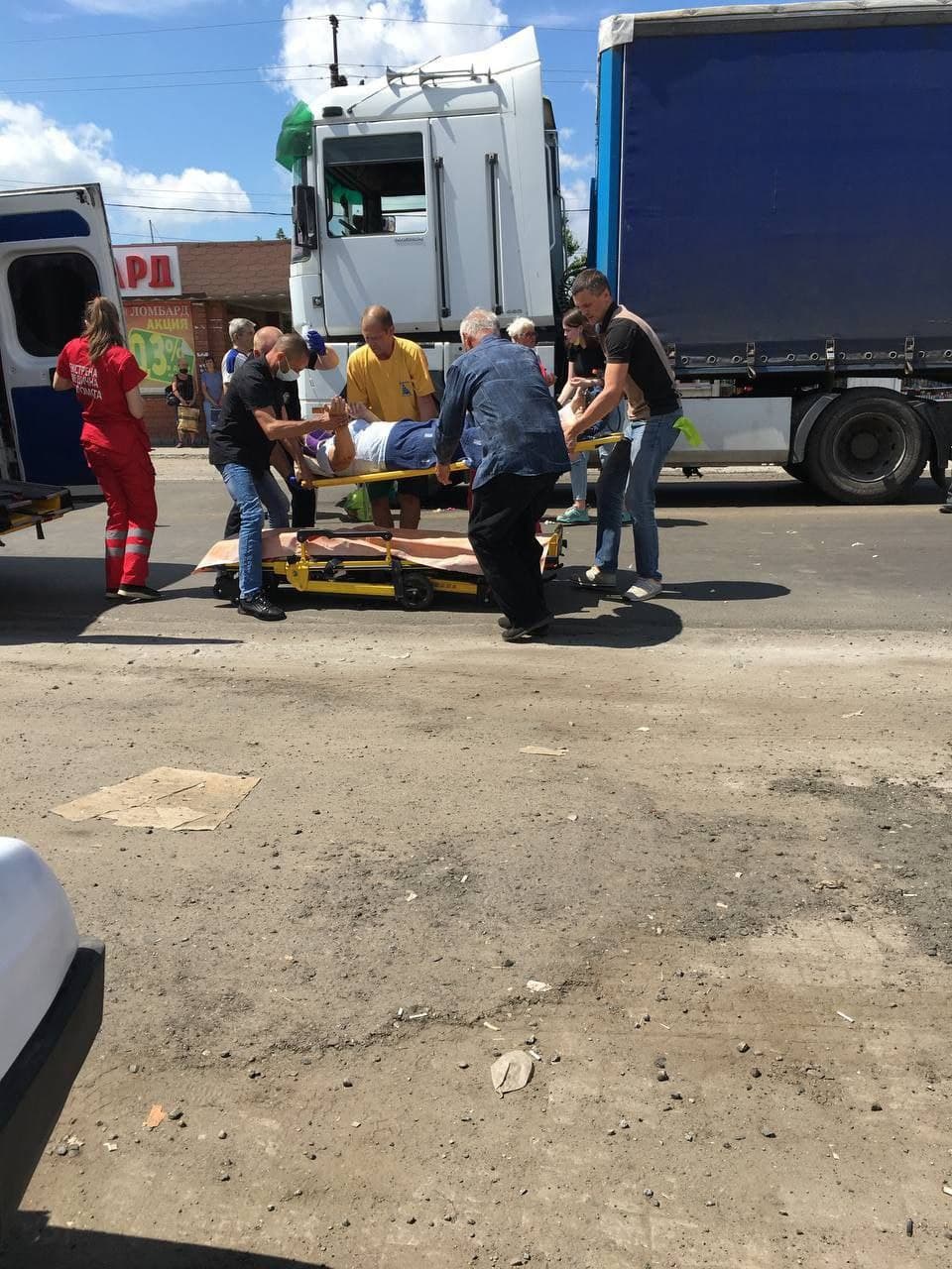 Вышли из автобуса: в Безлюдовке фура сбила двух женщин фото 2 1