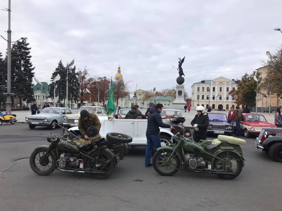 Ко Дню автомобилиста: на площади Свободы — выставка ретро-техники  фото 5 4